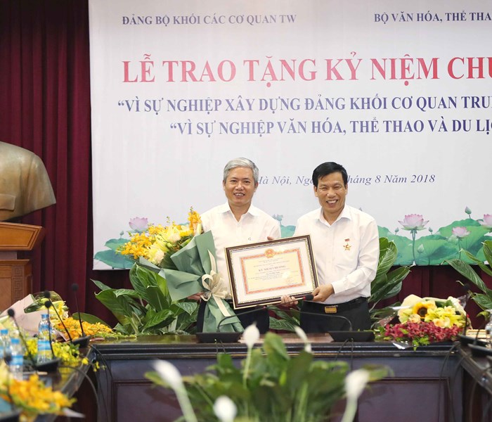 Đảng ủy Khối các cơ quan Trung ương tặng Kỷ niệm chương cho Bộ trưởng Nguyễn Ngọc Thiện - Anh 7