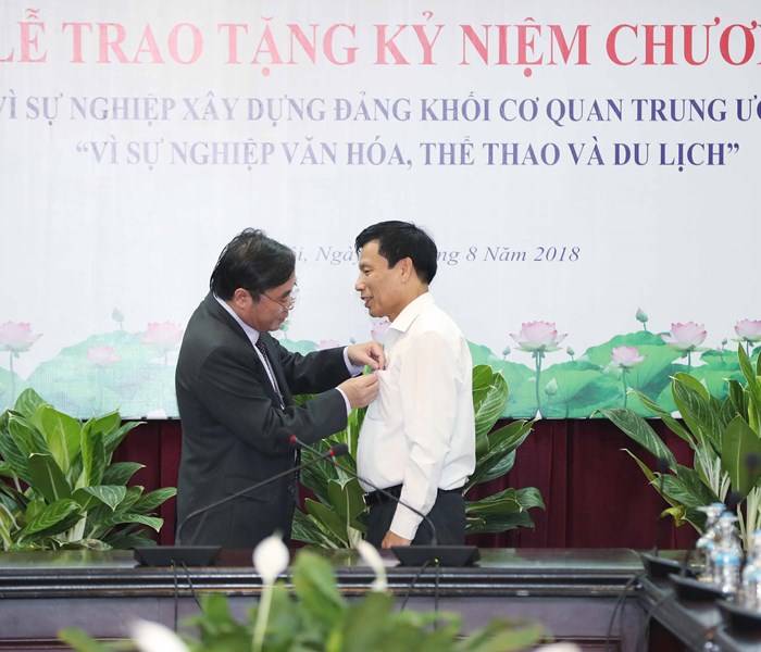 Đảng ủy Khối các cơ quan Trung ương tặng Kỷ niệm chương cho Bộ trưởng Nguyễn Ngọc Thiện - Anh 8