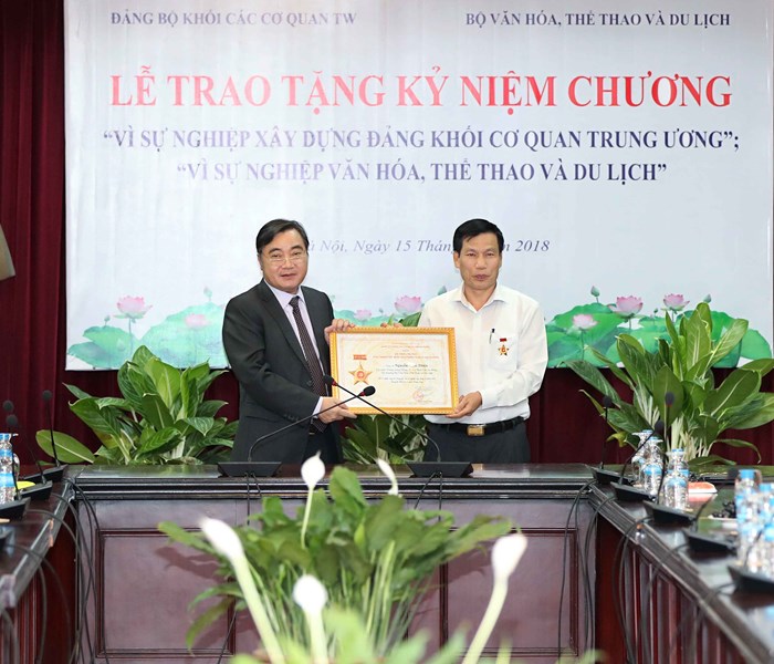 Đảng ủy Khối các cơ quan Trung ương tặng Kỷ niệm chương cho Bộ trưởng Nguyễn Ngọc Thiện - Anh 9