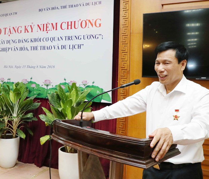 Đảng ủy Khối các cơ quan Trung ương tặng Kỷ niệm chương cho Bộ trưởng Nguyễn Ngọc Thiện - Anh 1