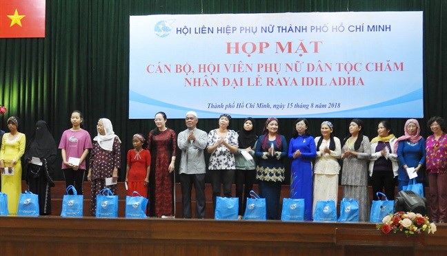 TP.HCM: Họp mặt, tặng quà phụ nữ dân tộc Chăm - Anh 1