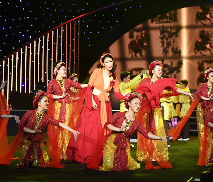 Hoa hậu Việt Nam hát như mật ngọt trong đêm Gala hội tụ - Anh 7