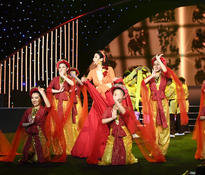Hoa hậu Việt Nam hát như mật ngọt trong đêm Gala hội tụ - Anh 9