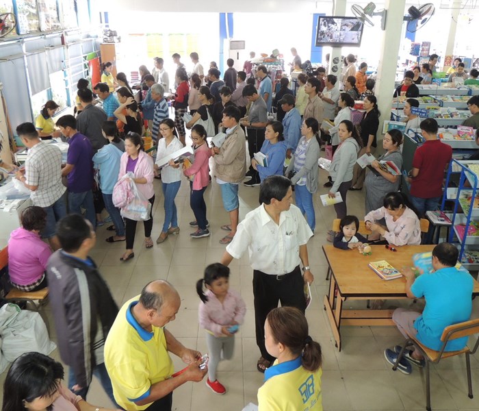 Vẫn “nóng” chuyện thiếu SGK - Anh 1