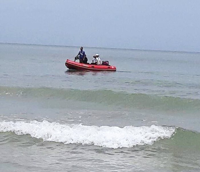 VỤ “HAI HỌC SINH BỊ SÓNG CUỐN MẤT TÍCH KHI TẮM BIỂN Ở HUẾ”: Vẫn tiếp tục huy động lực lượng tìm kiếm - Anh 2