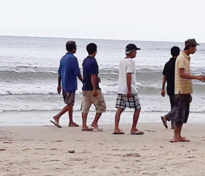 VỤ “HAI HỌC SINH BỊ SÓNG CUỐN MẤT TÍCH KHI TẮM BIỂN Ở HUẾ”: Vẫn tiếp tục huy động lực lượng tìm kiếm - Anh 1