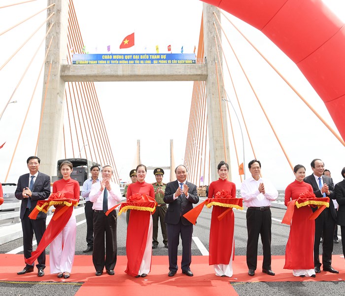 Thủ tướng cắt băng khánh thành cao tốc Hạ Long-Hải Phòng và cầu Bạch Đằng - Anh 1