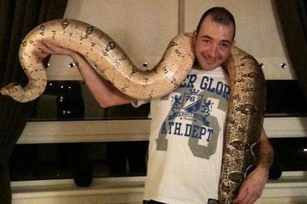 Kẻ cưỡng hiếp dùng trăn tra tấn nạn nhân, tấn công phụ nữ 1.000 lần - Anh 1