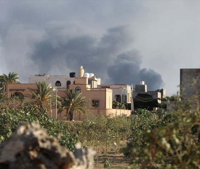 Nhân hỗn loạn, 400 tù nhân vượt ngục - Anh 1