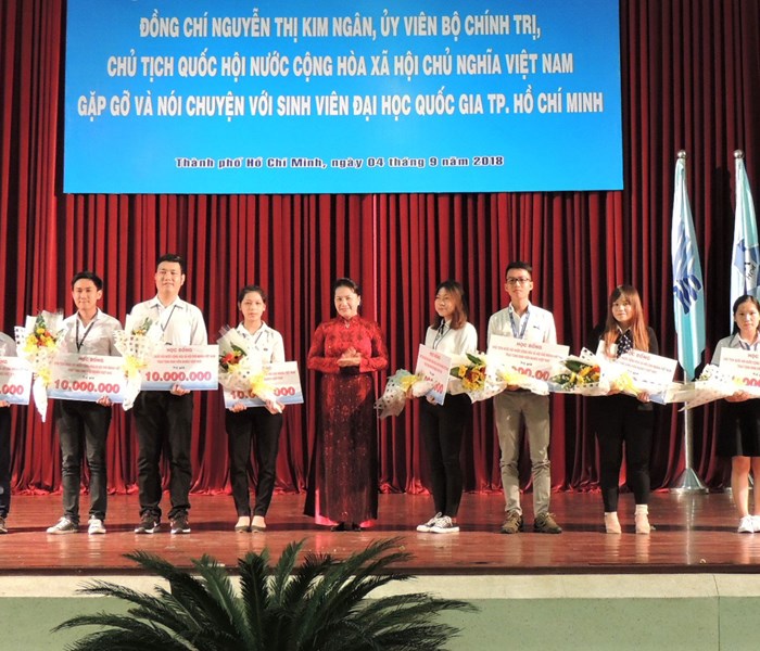 Chủ tịch Quốc hội thăm và làm việc tại Đại học Quốc gia TP.HCM - Anh 2