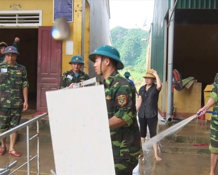 Bùn đất vẫn phủ nền trường - Anh 2