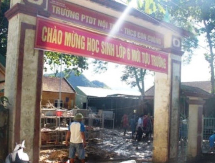 Bùn đất vẫn phủ nền trường - Anh 1