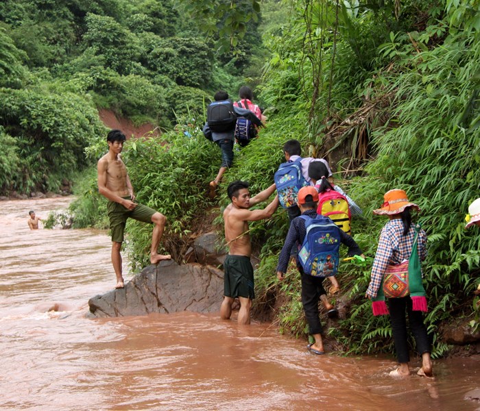 Vượt qua “3 không” để kịp dự lễ khai giảng - Anh 1