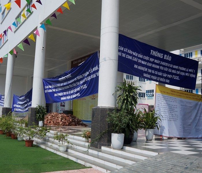 Một trường học của Hà Nội bị đổ đầy cát, gạch và chăng đầy băng rôn - Anh 1