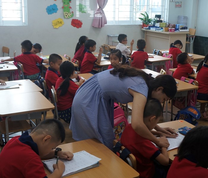 Một trường học của Hà Nội bị đổ đầy cát, gạch và chăng đầy băng rôn - Anh 4