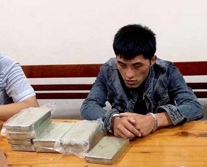 Bắt đối tượng người nước ngoài vận chuyển 10 bánh heroin và 1kg ma túy đá - Anh 1