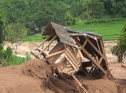 Tiếp tế khẩn 32.000 lít xăng dầu từ Hải Phòng qua Lào cho vùng lũ Mường Lát - Anh 1