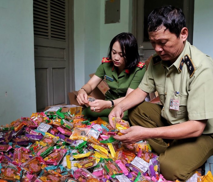 Bánh trung thu “siêu rẻ” được sản xuất từ thực phẩm “rác”? - Anh 1