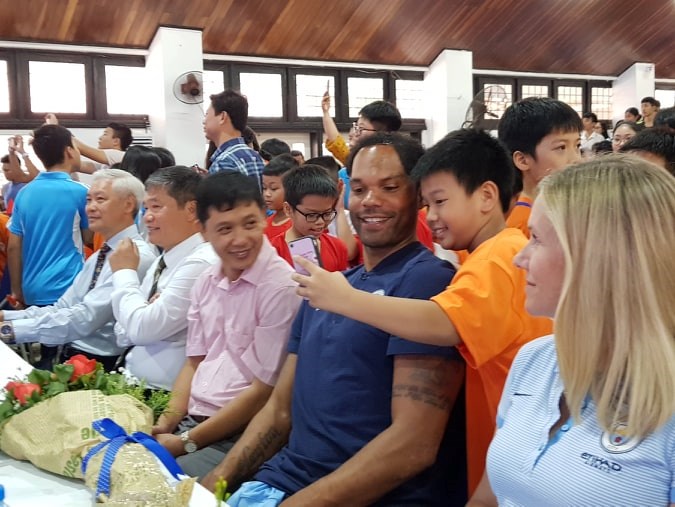 Cúp ngoại hạng Anh đến với trẻ em Làng SOS - Anh 1