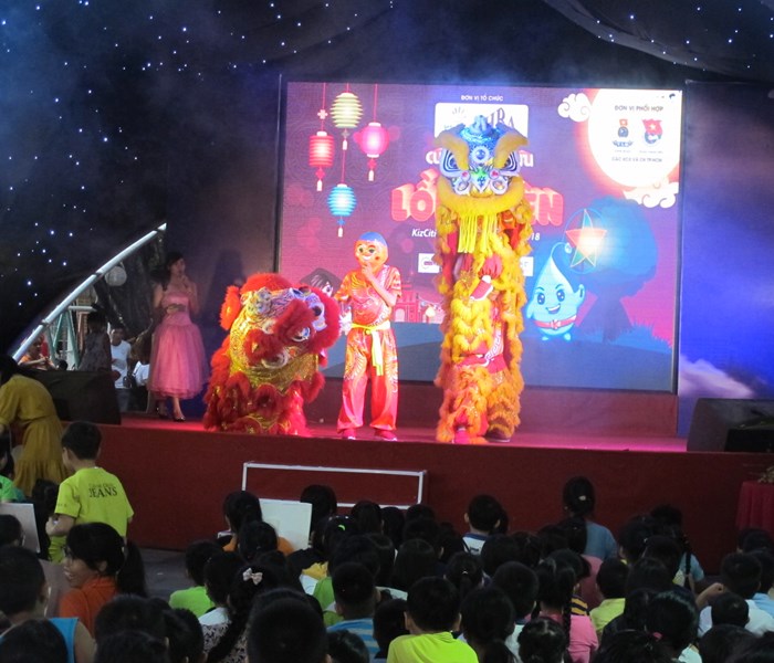 TP.HCM: Trung thu cho con em công nhân - Anh 1