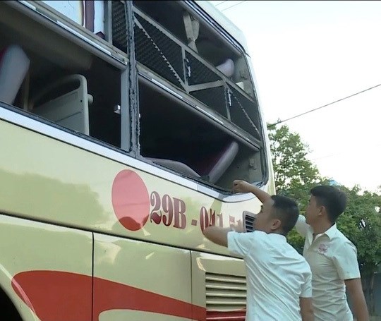 QUẢNG BÌNH: Xe du lịch liên tiếp bị ném đá - Anh 1