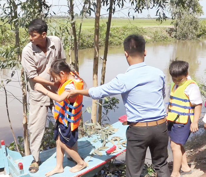 Kiên Giang đảm bảo an toàn cho học sinh đến trường trong mùa lũ - Anh 1