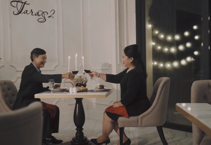 Ông chú “soái ca” gây sốt với chuyến du lịch trong mơ dành cho vợ - Anh 11