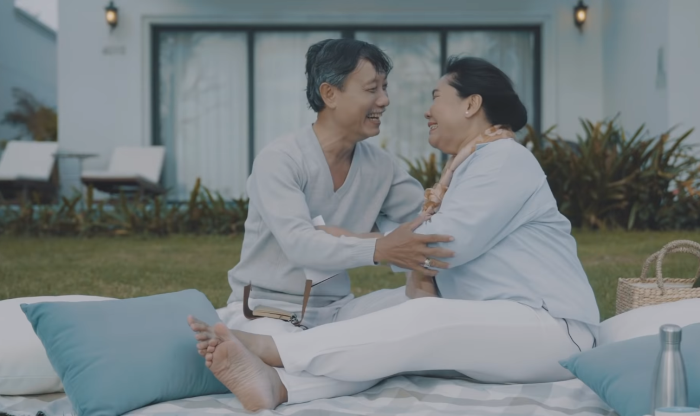 Ông chú “soái ca” gây sốt với chuyến du lịch trong mơ dành cho vợ - Anh 9