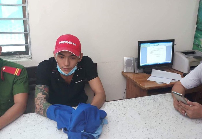 Bắt đối tượng bán bóng cười tại quán karaoke - Anh 1