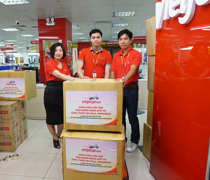 Hàng cứu trợ của Vietjet Air đến với nạn nhân động đất, sóng thần Indonesia - Anh 4