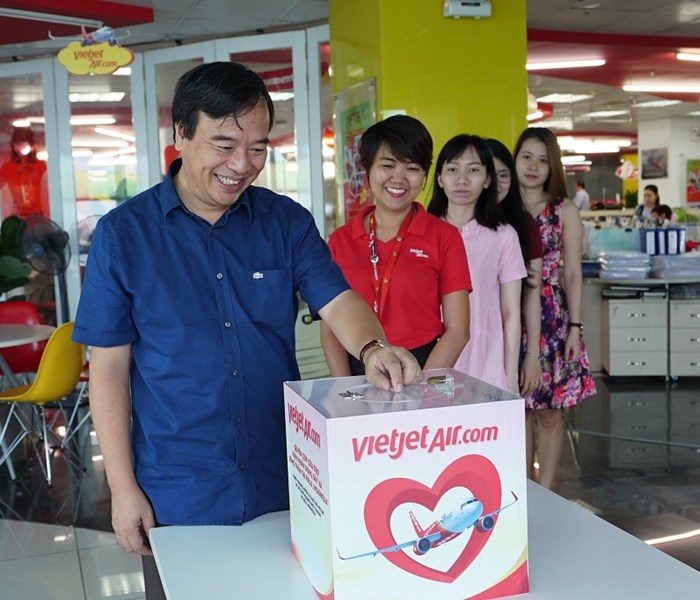 Hàng cứu trợ của Vietjet Air đến với nạn nhân động đất, sóng thần Indonesia - Anh 5