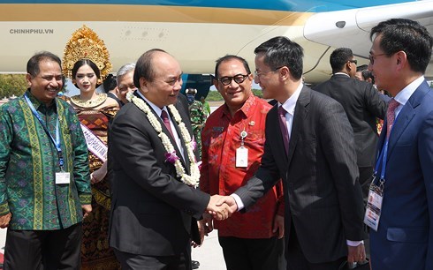 Thủ tướng đến Indonesia, bắt đầu dự cuộc gặp các nhà lãnh đạo ASEAN - Anh 1