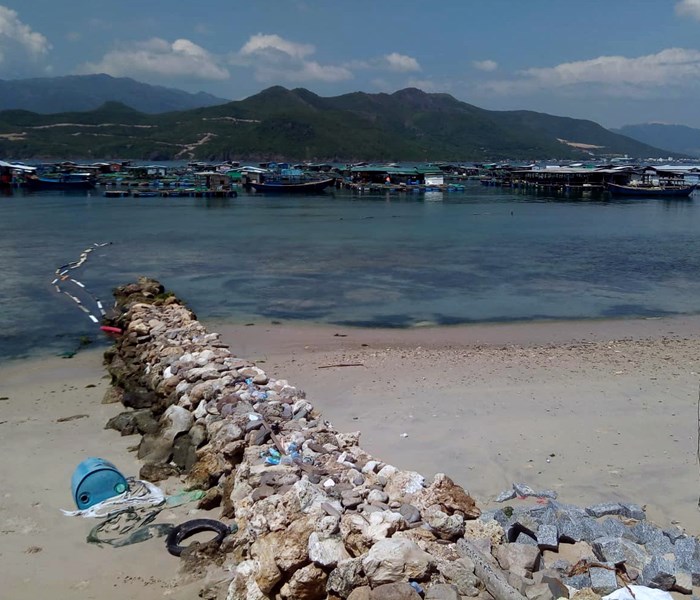 Ngang nhiên rào chắn lối đi, bao chiếm bờ biển để kinh doanh - Anh 1