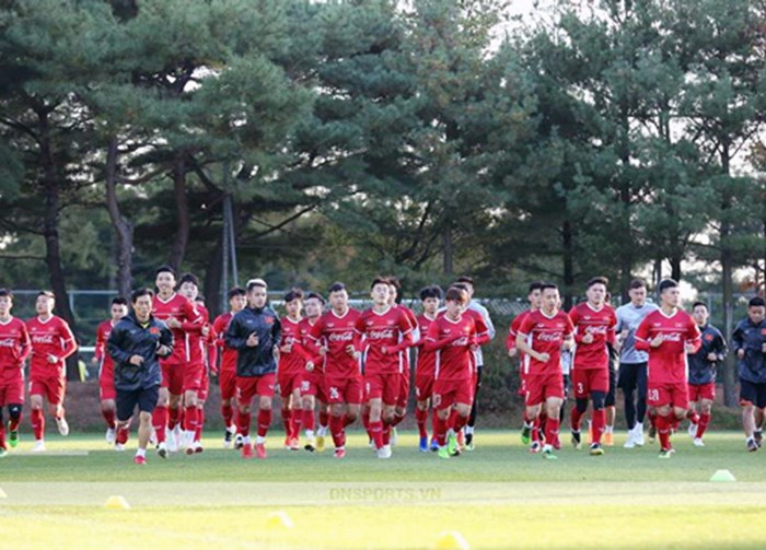 Đội tuyển Việt Nam đi “né bão” - Anh 2