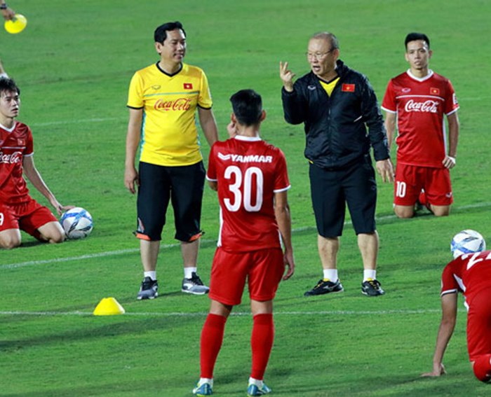 Đội tuyển Việt Nam đi “né bão” - Anh 1