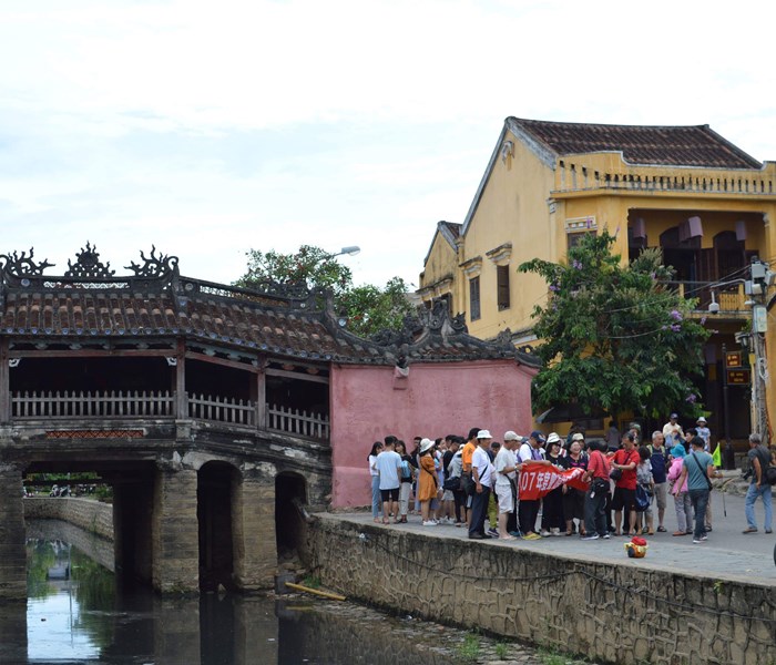 Từ tháng 11, tình trạng ô nhiễm tại Chùa Cầu sẽ không còn? - Anh 1