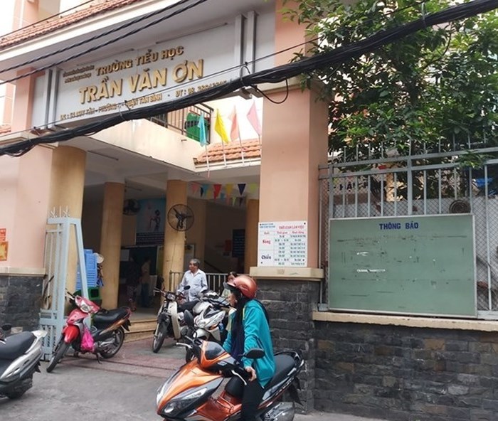 Khiển trách cô giáo bắt học sinh tự tát 32 cái vì nói chuyện riêng - Anh 1