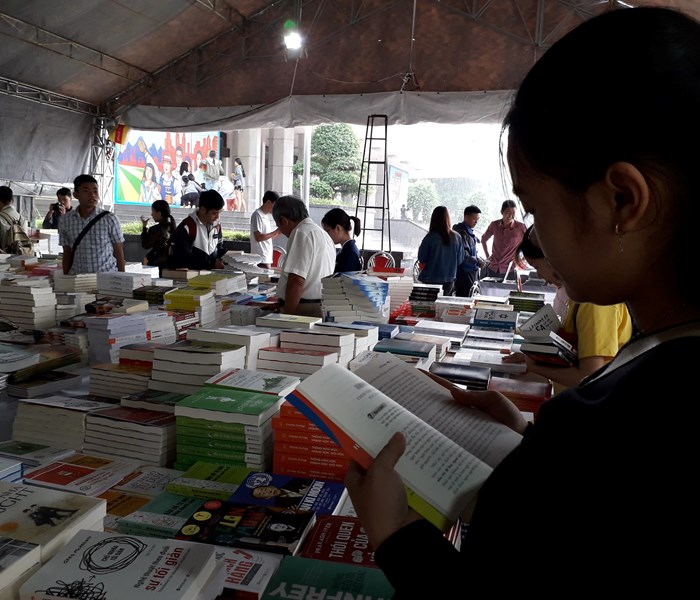 Hội sách nửa giá lớn nhất tại Huế - Anh 1
