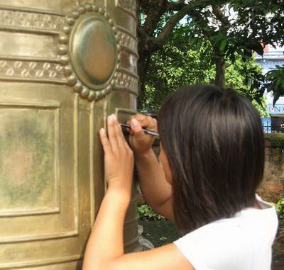 Xử lý nạn viết, vẽ, khắc nham nhở lên di tích: Người ta xử nặng, còn mình nhẹ tênh! - Anh 6