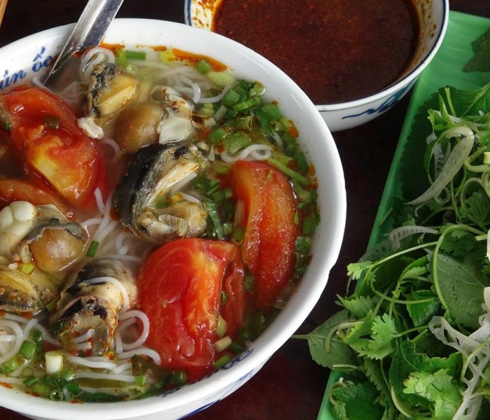 Quán vỉa hè mà khách cứ 