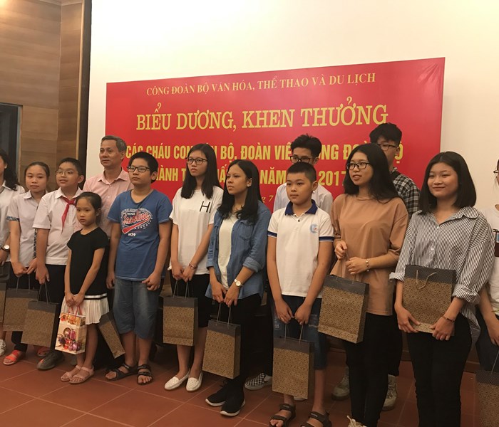 Công đoàn Bộ VHTTDL: Phối hợp chăm lo cho gia đình công nhân viên chức lao động - Anh 2