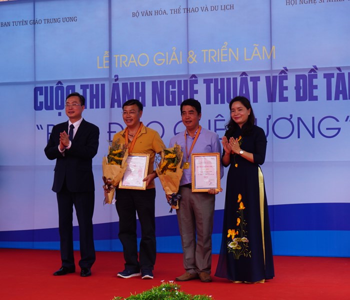 Trao giải và triển lãm Cuộc thi ảnh nghệ thuật về đề tài “Biển, đảo quê hương” - Anh 1