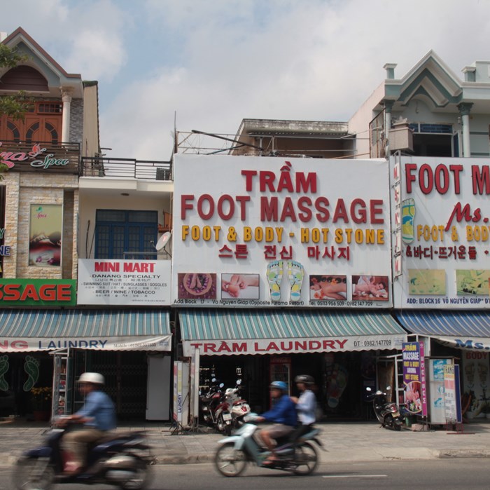 "Loạn" biển hiệu, bảng quảng cáo chữ nước ngoài: Xử lý liên tục, vi phạm vẫn nhiều - ảnh 1