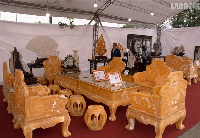 Choáng ngợp với bộ bàn ghế bằng ngọc siêu khủng có giá 8 tỉ đồng - Anh 1