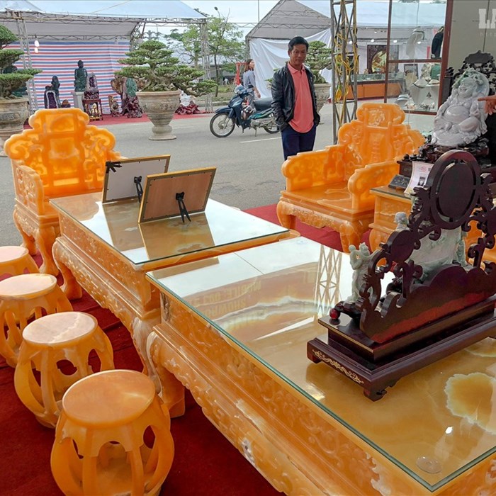Choáng ngợp với bộ bàn ghế bằng ngọc siêu khủng có giá 8 tỉ đồng - Anh 2