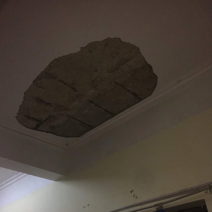 Hải Phòng: Bị vữa trần nhà rơi trúng đầu, 3 học sinh lớp 1 nhập viện cấp cứu - Anh 2