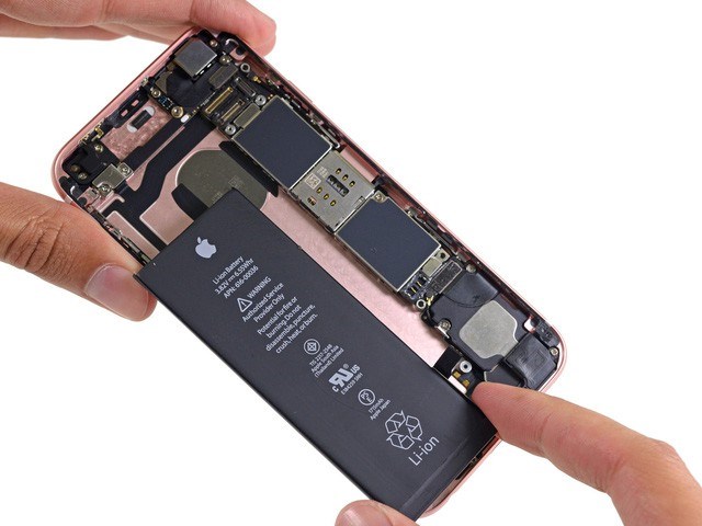 Còn gần 1 tháng để thay pin iPhone giá rẻ tại Việt Nam - Anh 1