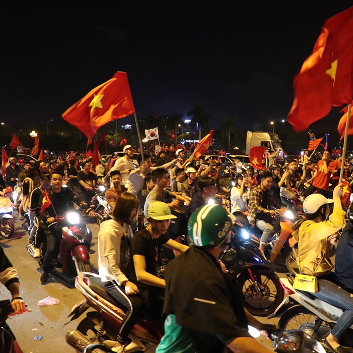 Ca nuoc xuong duong mung chien thang cua doi tuyen Viet Nam - Anh 5