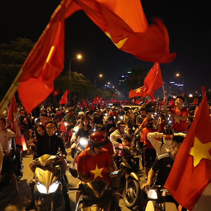 Ca nuoc xuong duong mung chien thang cua doi tuyen Viet Nam - Anh 4