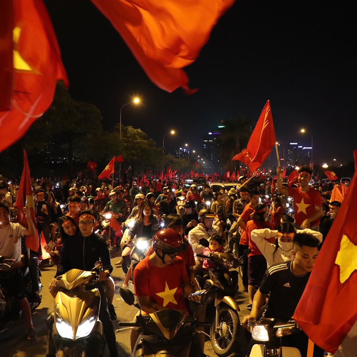 Ca nuoc xuong duong mung chien thang cua doi tuyen Viet Nam - Anh 2